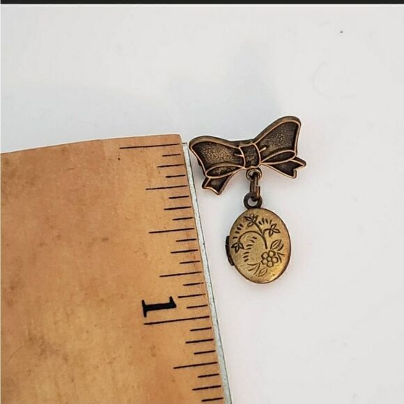 VINTAGE 1960s Miniature Brass Pin Brooch Locket Collectible - Picture 2 of 6